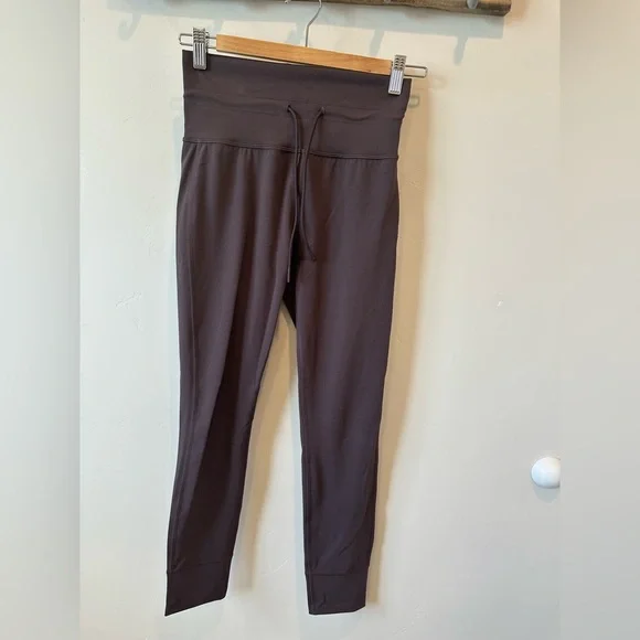 Vuori Daily High-Waisted Leggings in Sangria Small Short - Picture 8 of 10